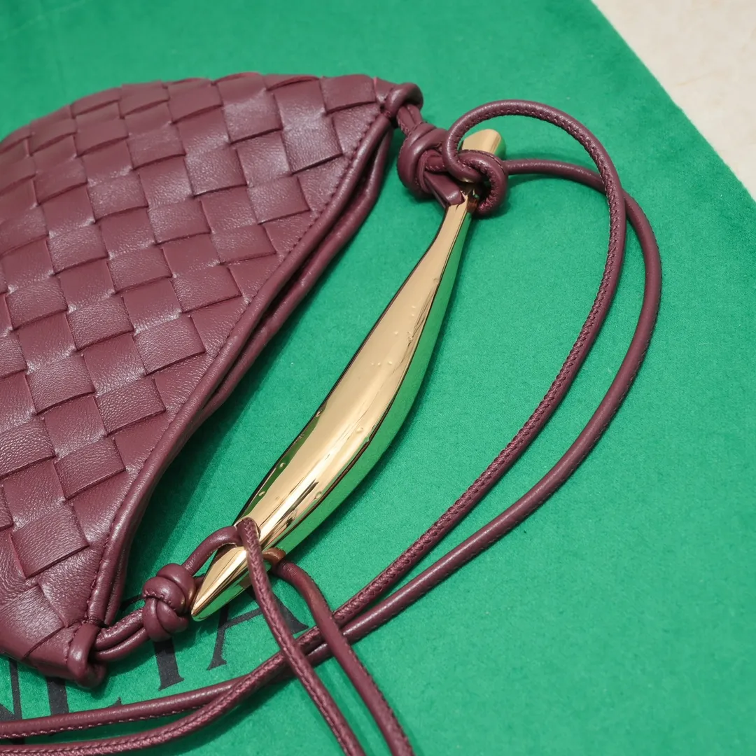 Batch of 1260 BV Mini Sardine is coming‼ ️Super high-end, stainless steel hardware + 24k real gold plating process, fish scales (concave and convex positions) are the finishing touch, the sardine bag that can be carried cross-body is completely beautiful to the heart. The metal element handle and weaving are perfectly combined to completely integrate the artistic sense and elegance and fashion. It is really like a work of art🏺The large size is elegant, the small size is exquisite and cute, a must-have item for fashionistas, and the details are perfectly reproduced. Style number: 6680# Size 20*12*2.5